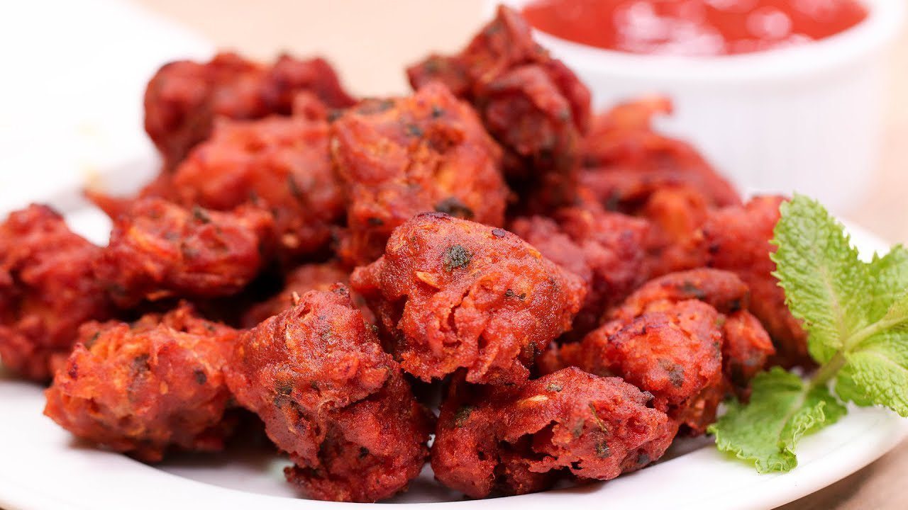 Close-up of crispy, spicy Indian pakoras on a plate.